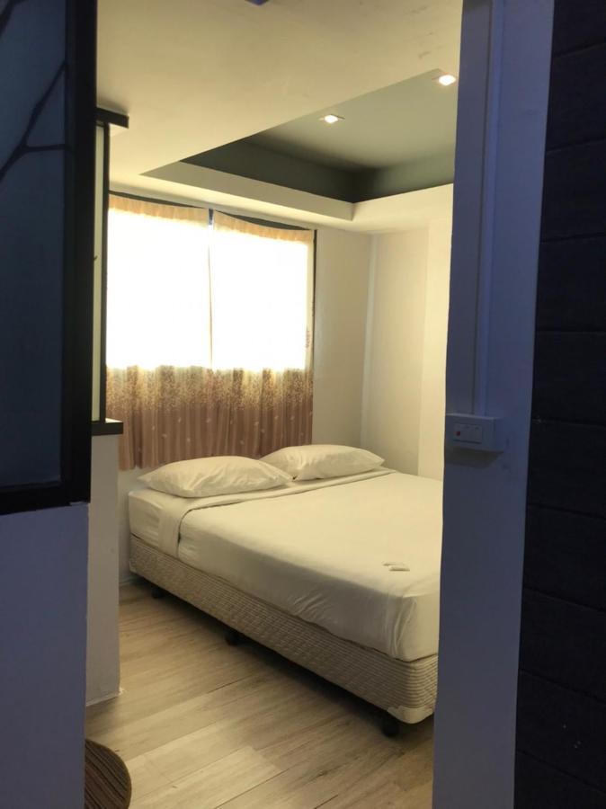 Rod Fai Fah Apartment Bangkok Esterno foto