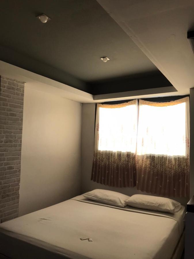 Rod Fai Fah Apartment Bangkok Esterno foto