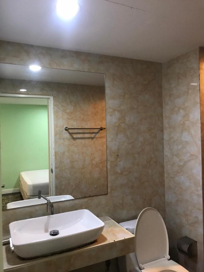 Rod Fai Fah Apartment Bangkok Esterno foto