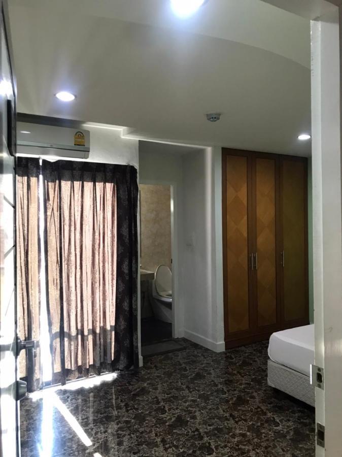 Rod Fai Fah Apartment Bangkok Esterno foto