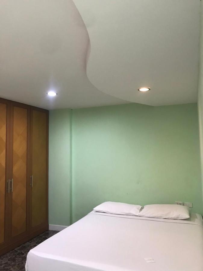 Rod Fai Fah Apartment Bangkok Esterno foto