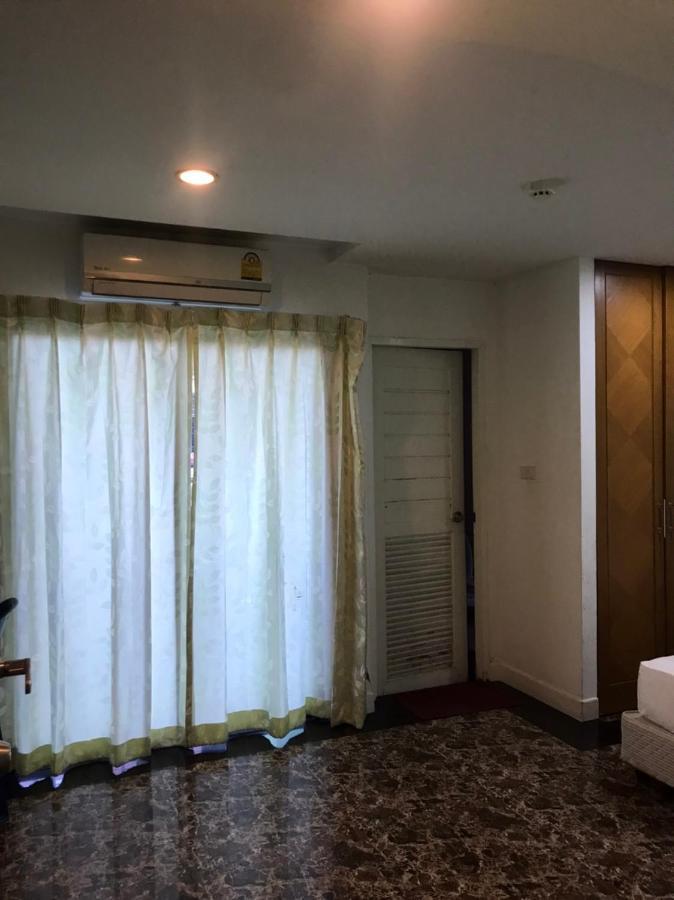 Rod Fai Fah Apartment Bangkok Esterno foto